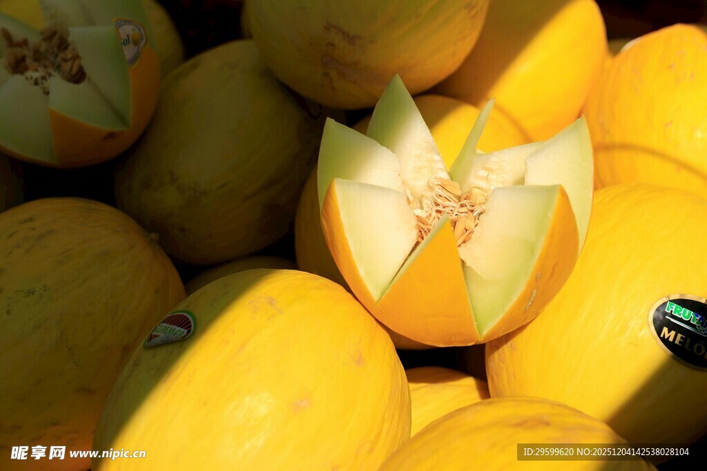 金黄南瓜堆中切开的那只