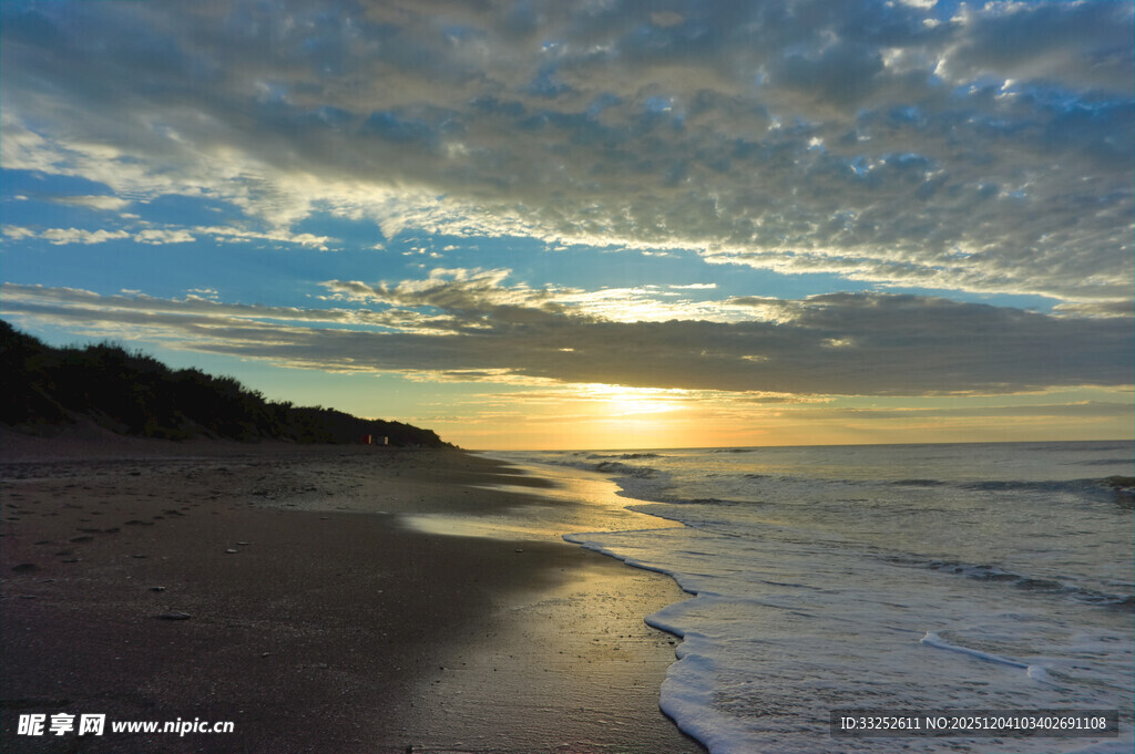 海边日出美景 沙滩与海浪
