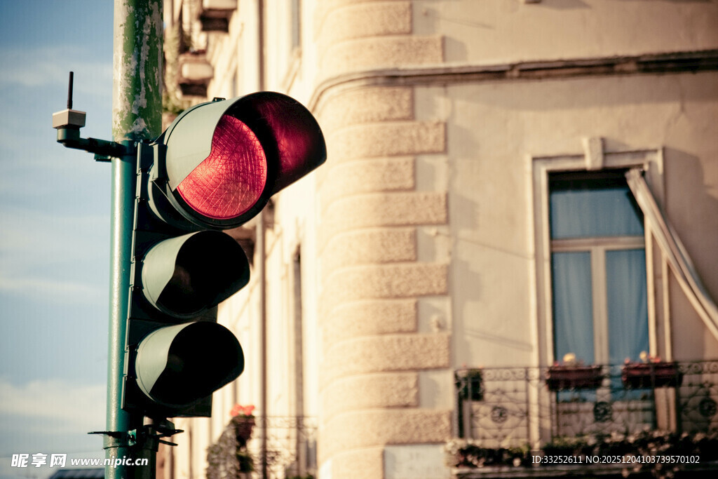 红灯亮起的街边建筑