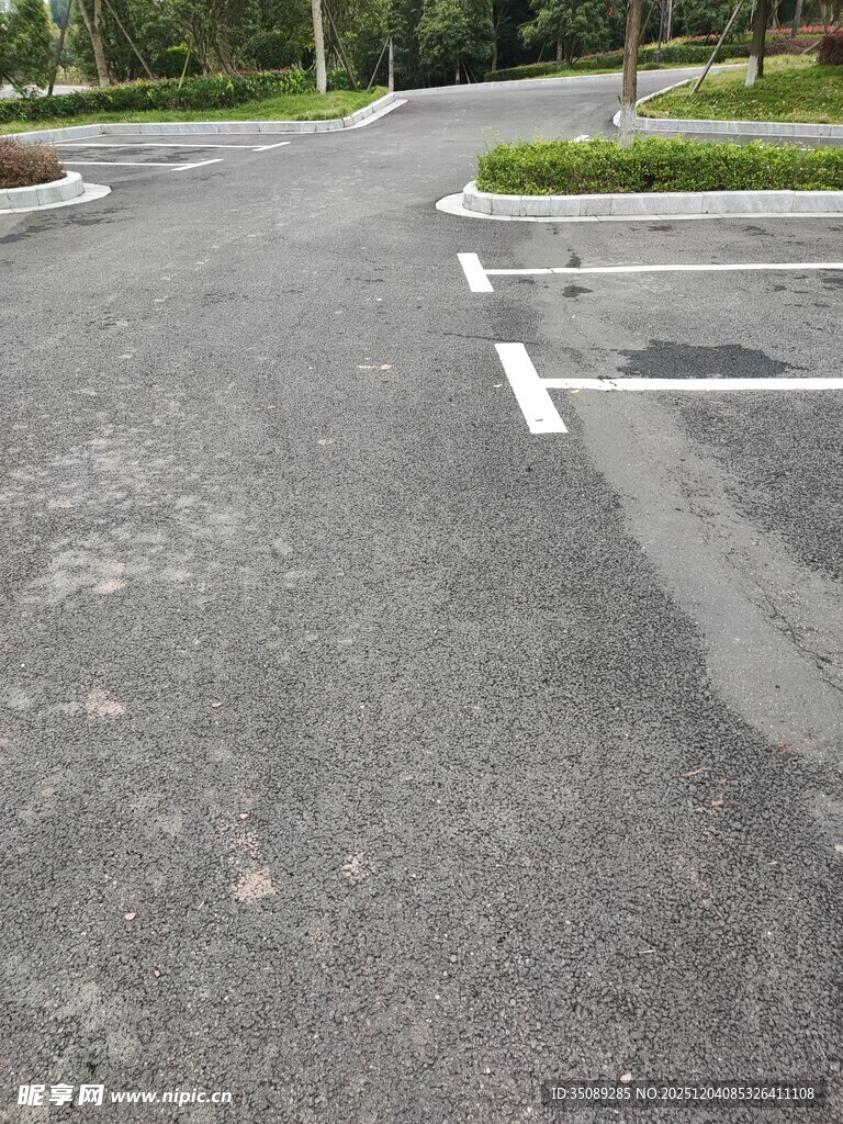 空旷停车场的沥青路面