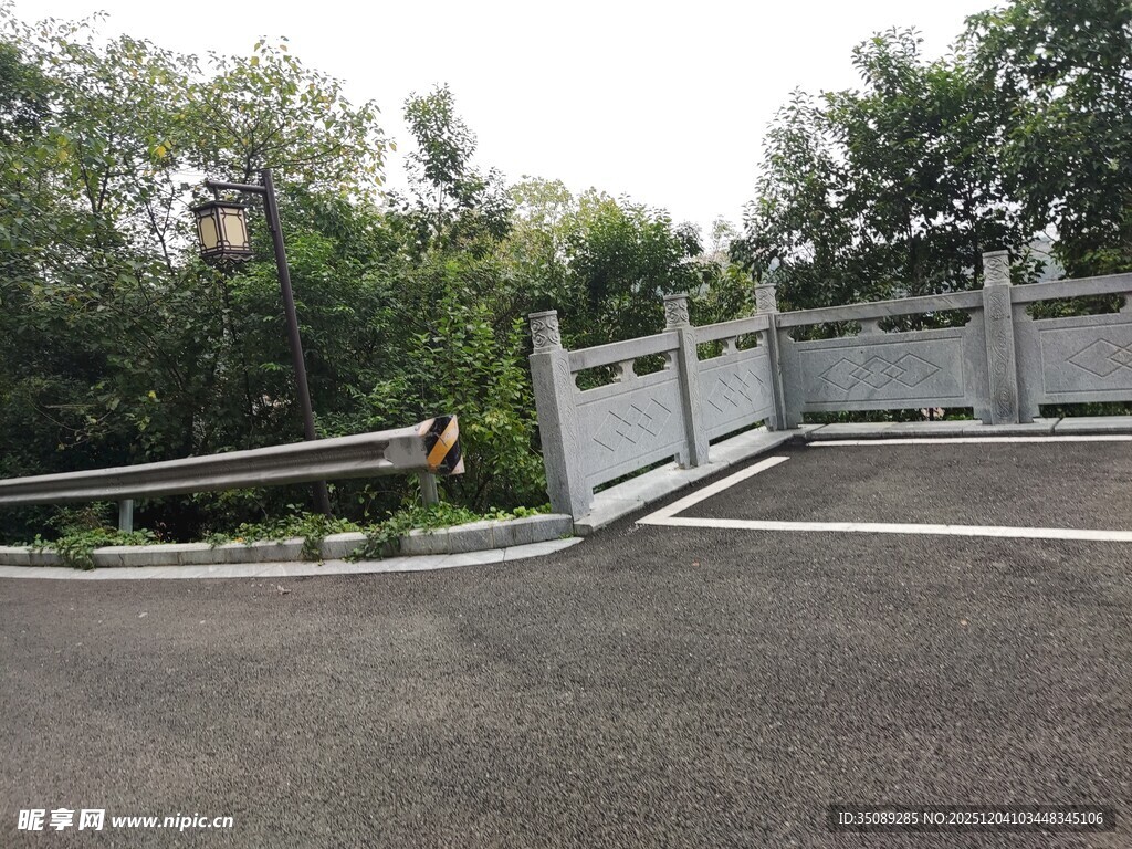 户外停车场及周边景致