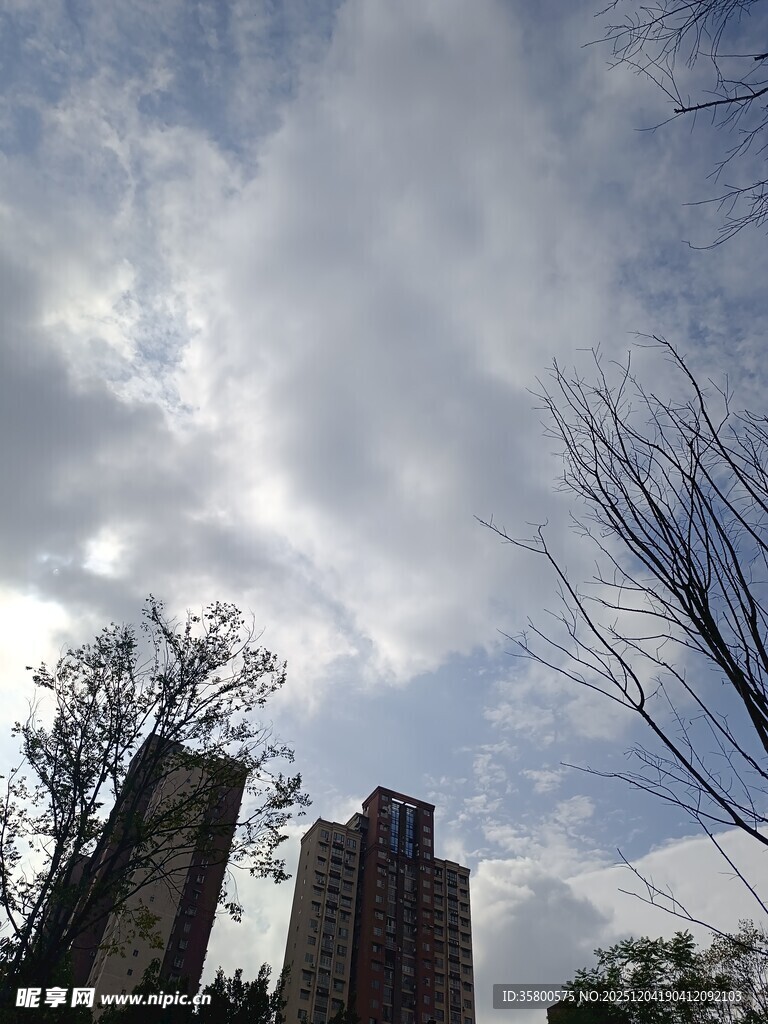 天空下的古老建筑遗迹