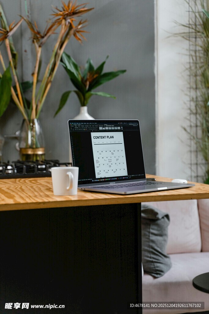 简约办公桌前的笔记本电脑