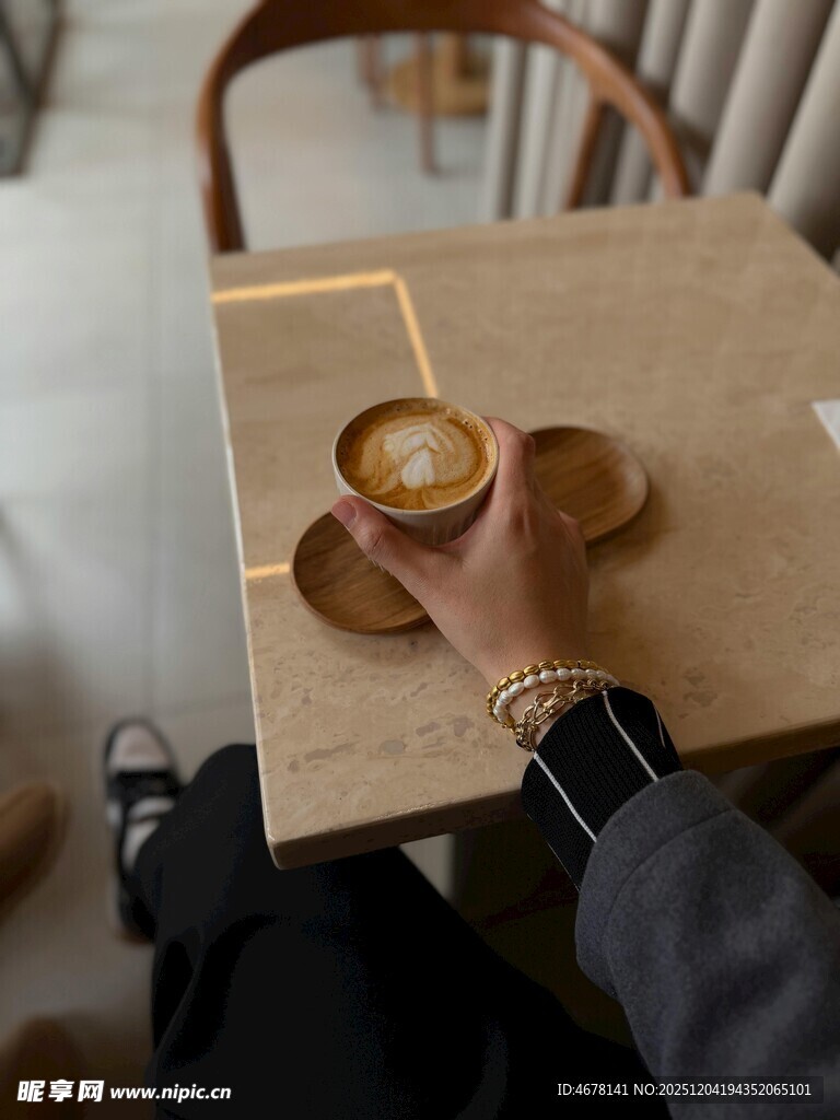 手捧咖啡于温馨室内场景