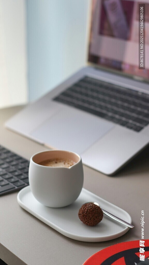 桌上咖啡与笔记本电脑