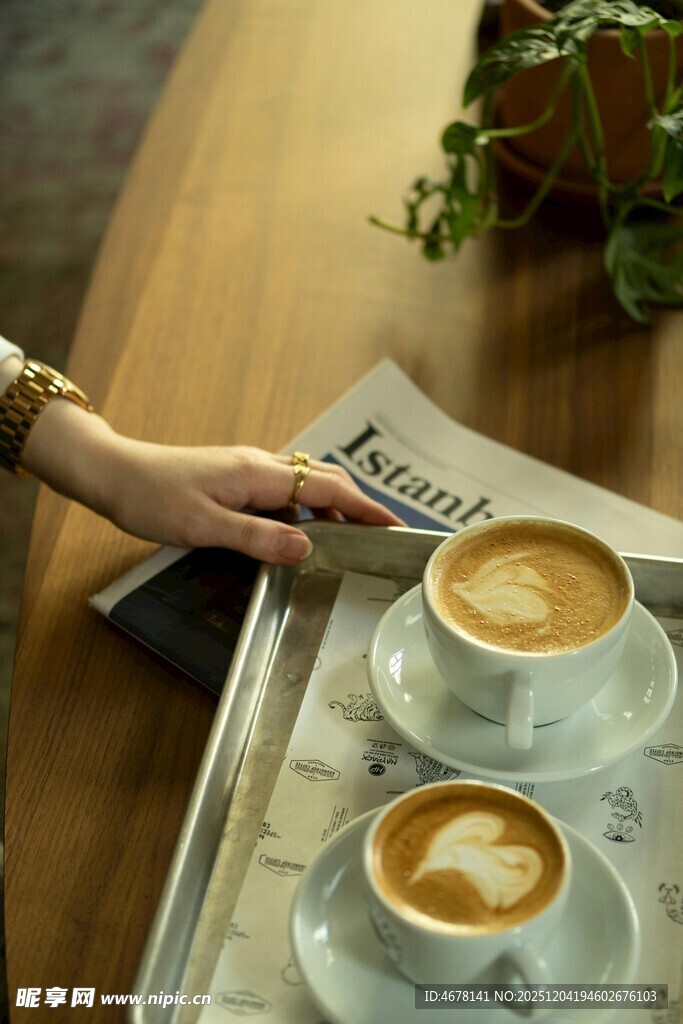 手旁两杯拉花咖啡