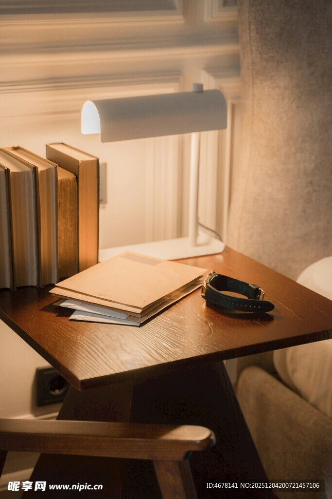 温馨书桌一角静谧阅读处