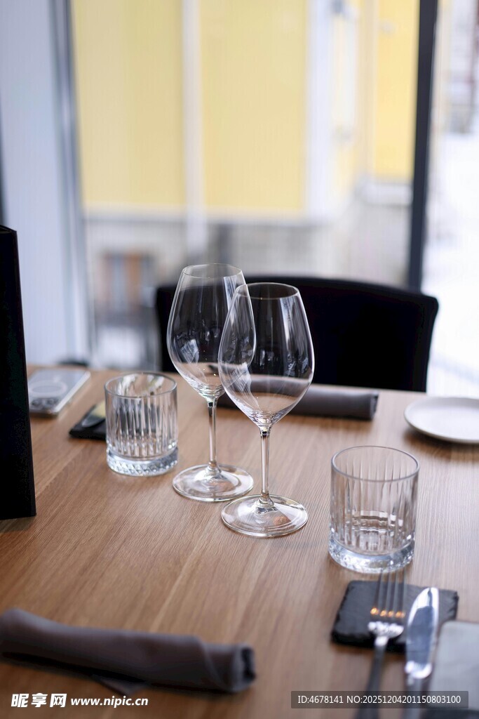 精致餐桌布置的酒杯餐具