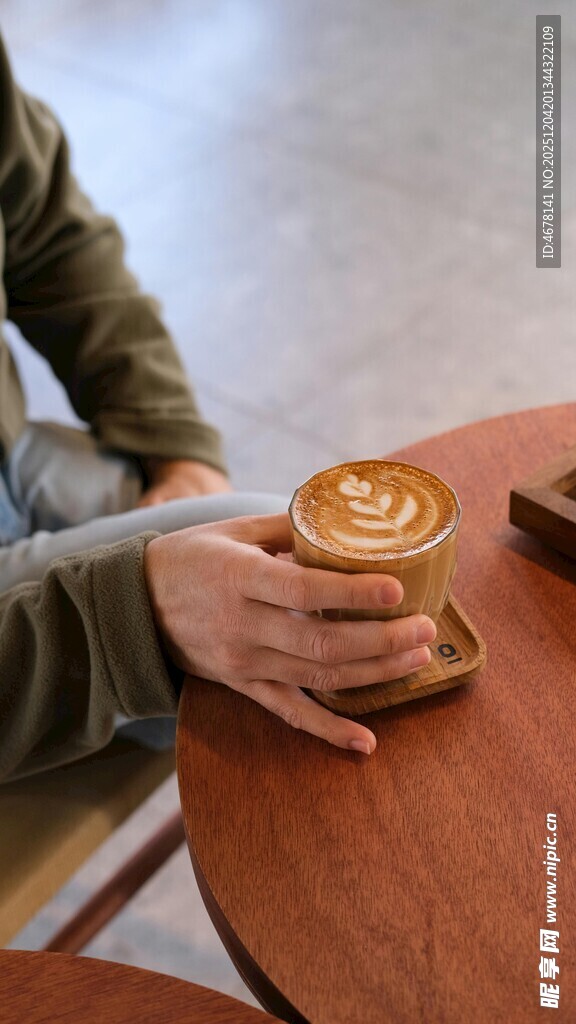 手捧精致拉花咖啡