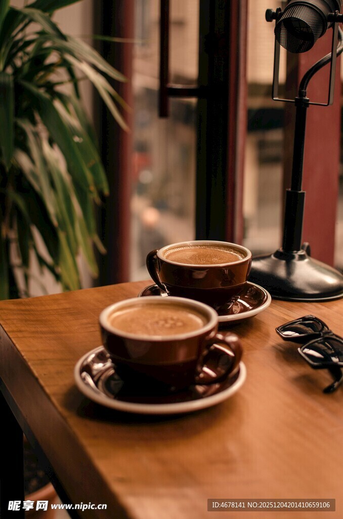 两杯咖啡置于温馨桌面