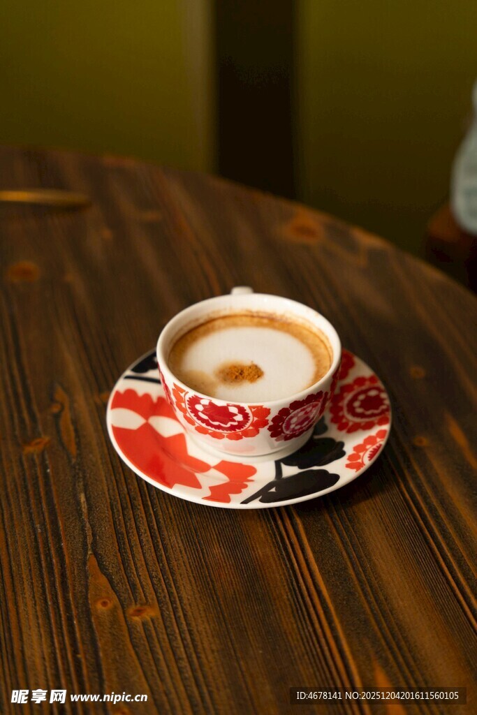 木质桌上的精美咖啡杯碟