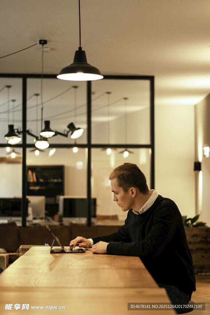 专注办公的男士