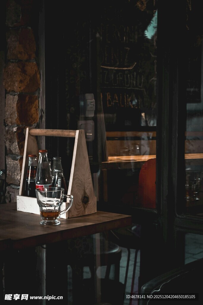 温馨酒馆内的精致摆件