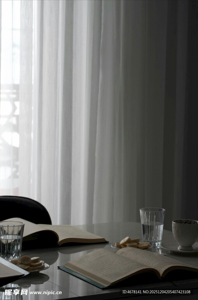 简约窗边的静谧阅读角落