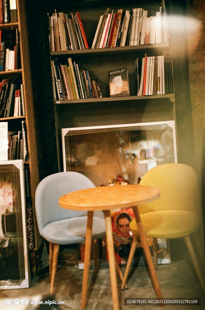 温馨书房中的多彩桌椅