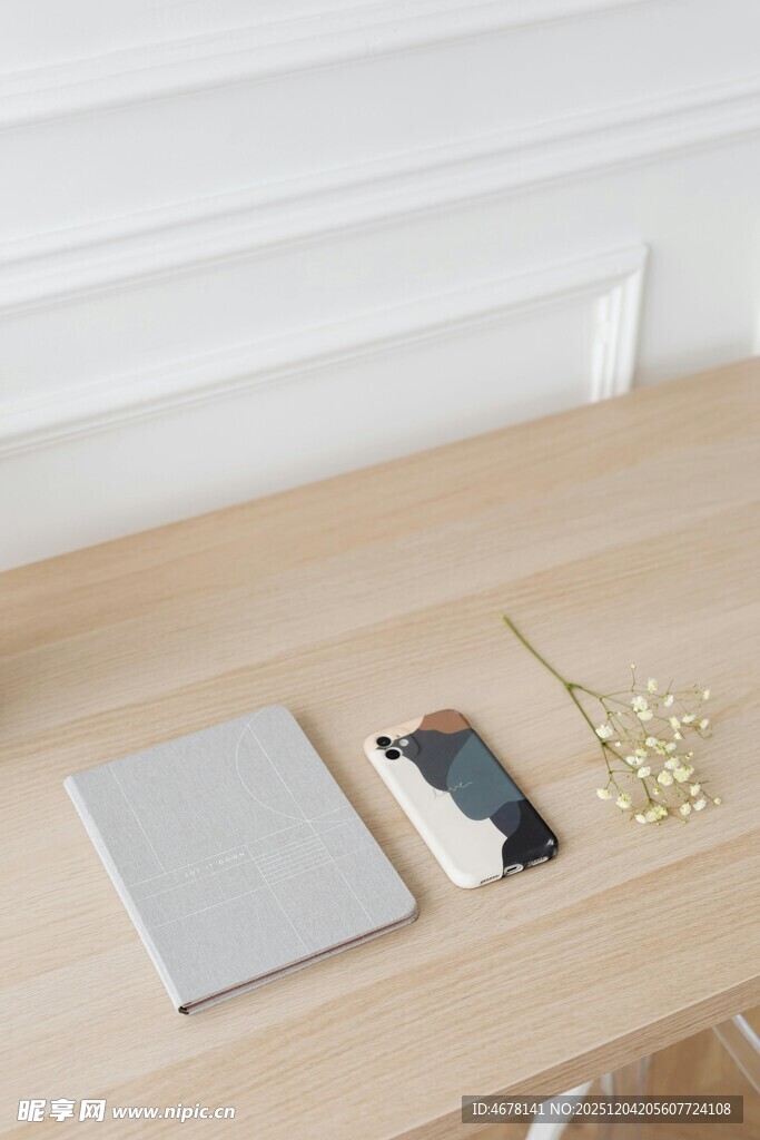 简约桌面办公用品摆放