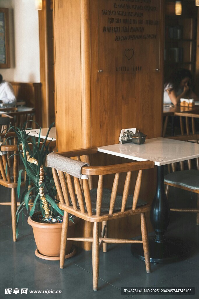 温馨木质风餐厅桌椅布置