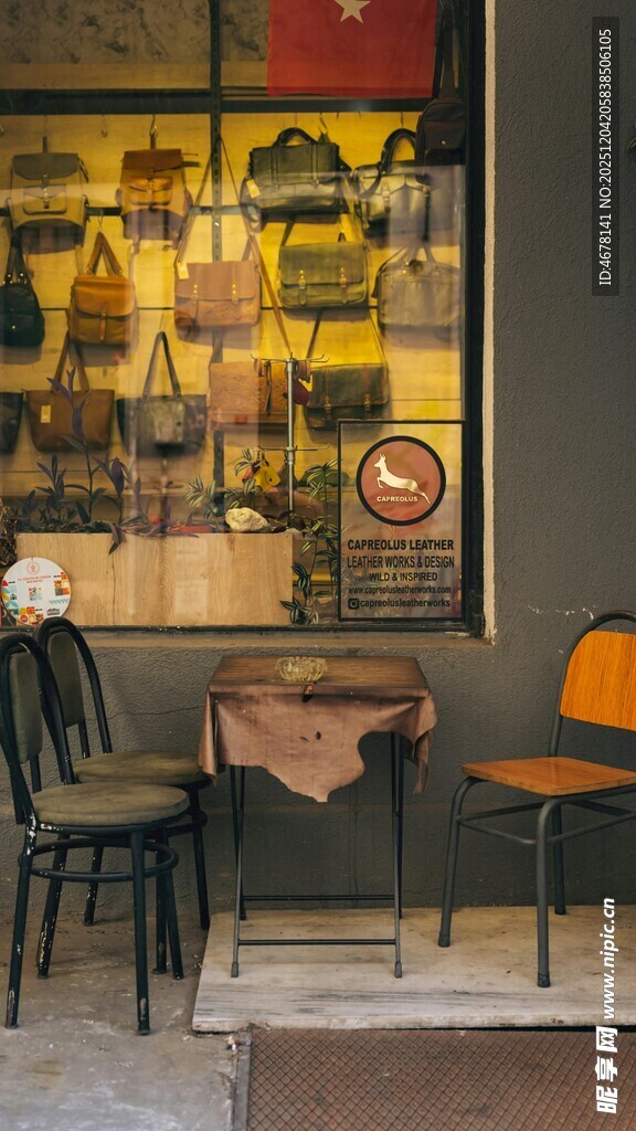 复古风咖啡馆内桌椅陈设
