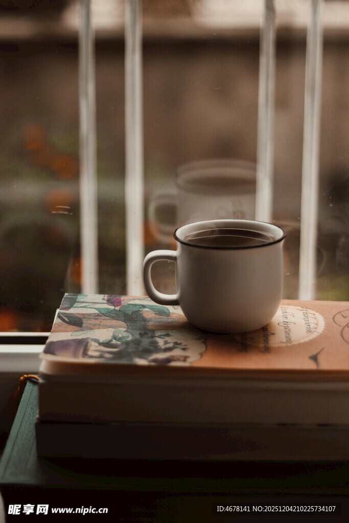 窗边热饮惬意时光