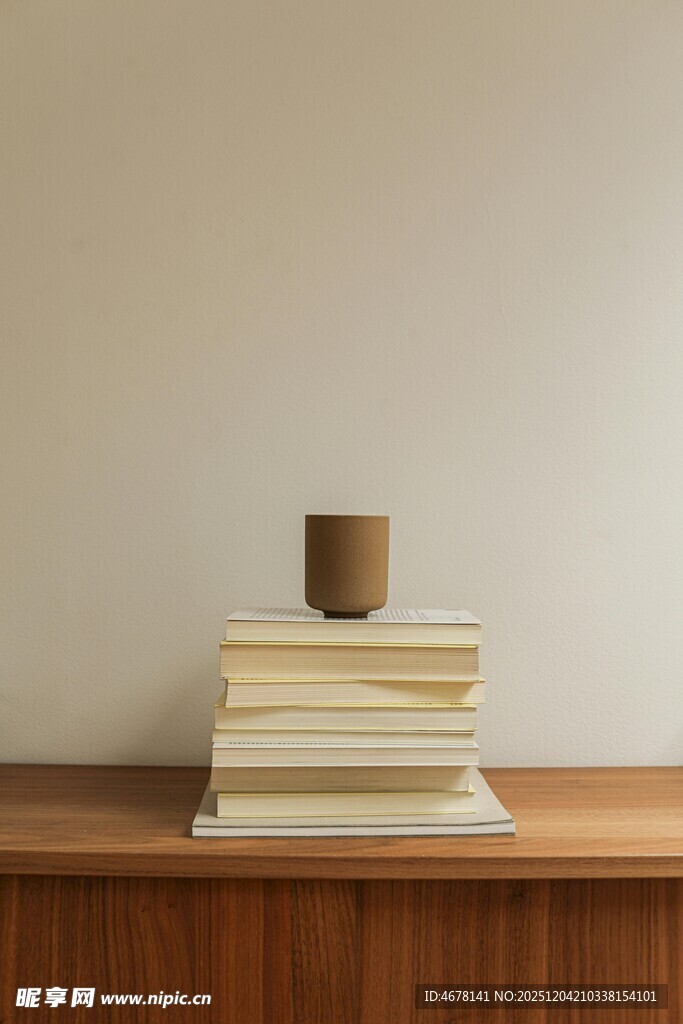 书架上的书籍与简约杯具