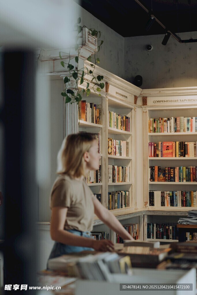 女子在温馨书房专注阅读
