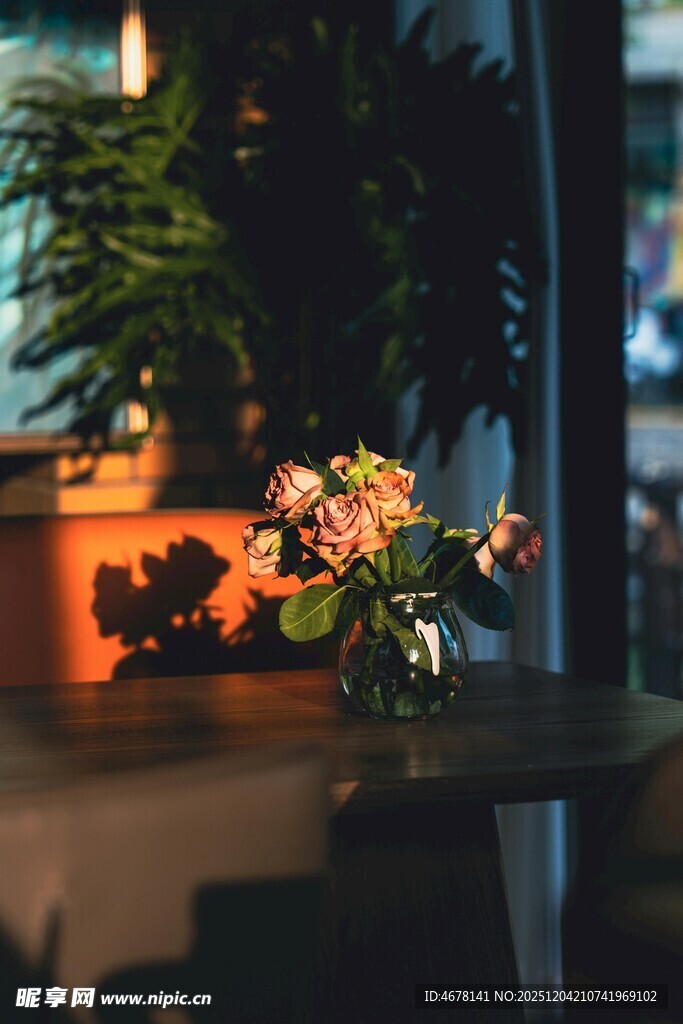 室内花瓶中的多彩花卉