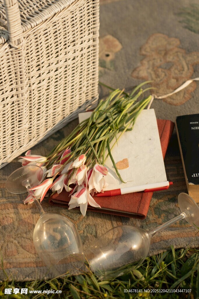 野餐篮旁的鲜花与书籍