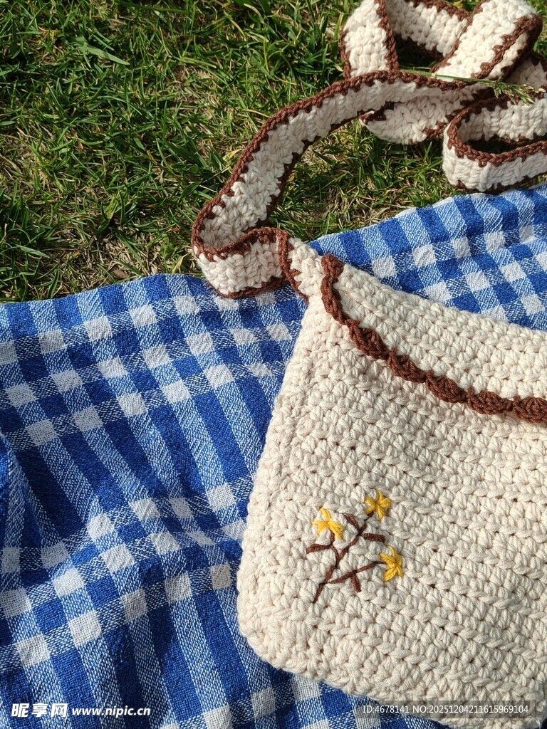 草地上的手工编织小花包