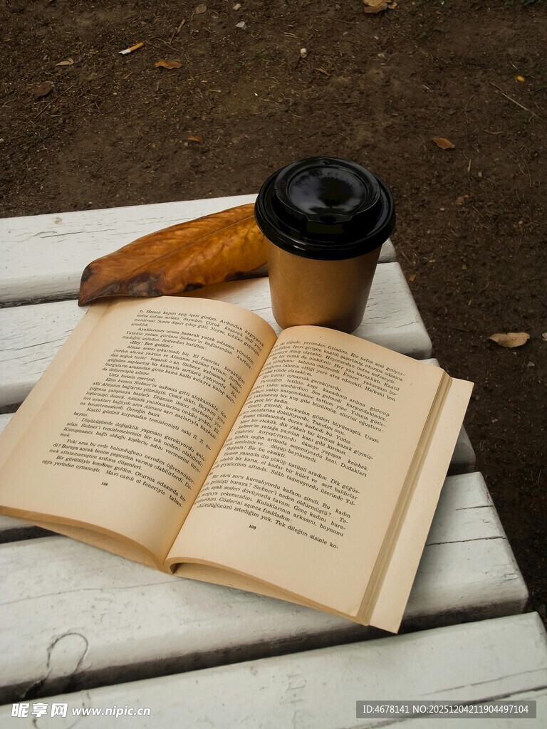 户外木桌上的书与咖啡