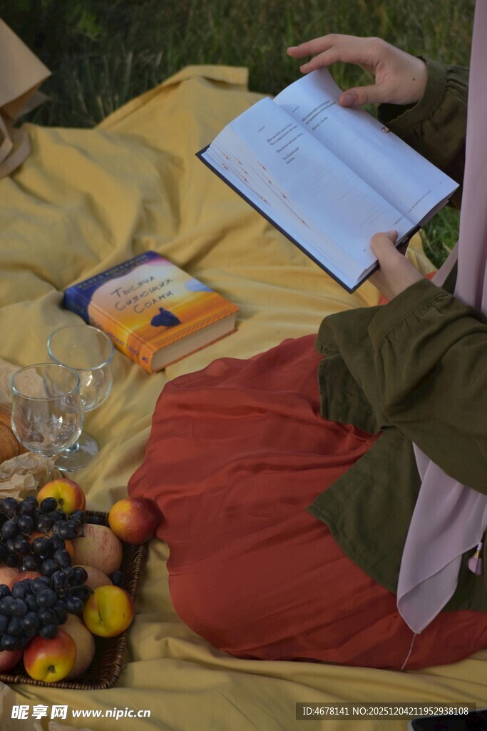 户外野餐中的惬意书写时光