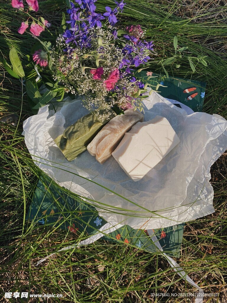 户外野餐的精致面包与花束