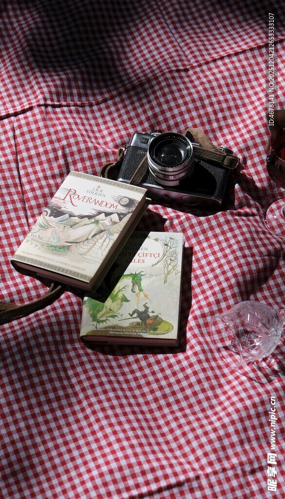 复古物件置于红格布上