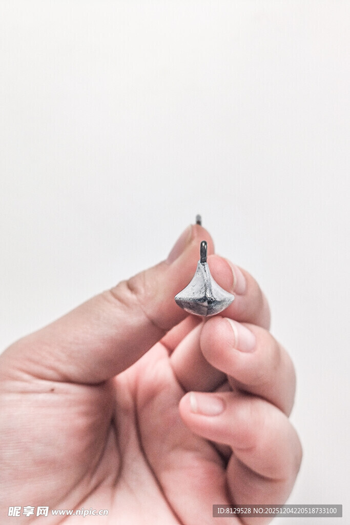 手中的小金属物件