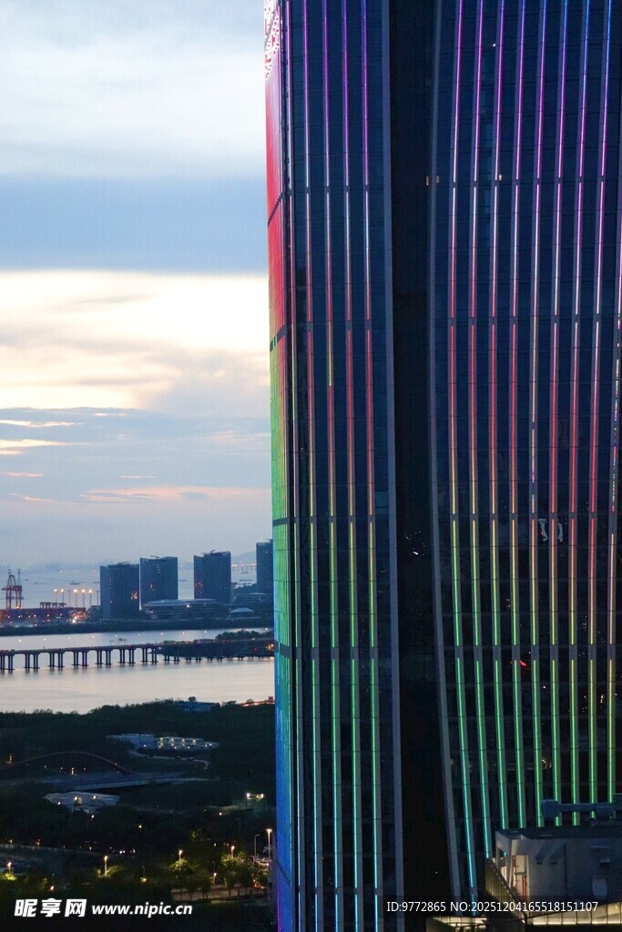 城市多彩高楼与远景风光