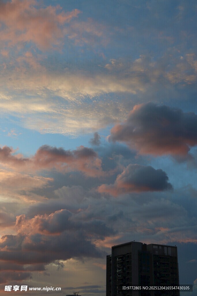 城市上空绚丽晚霞