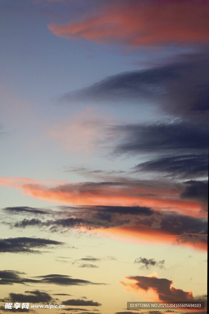 绚丽晚霞中的多彩天空