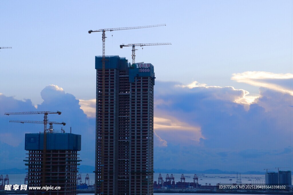 城市高楼建设中的塔吊