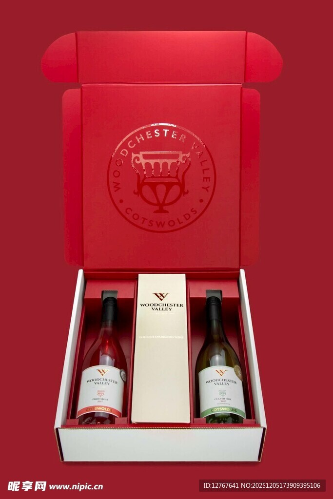 红色礼盒装双瓶酒及赠品