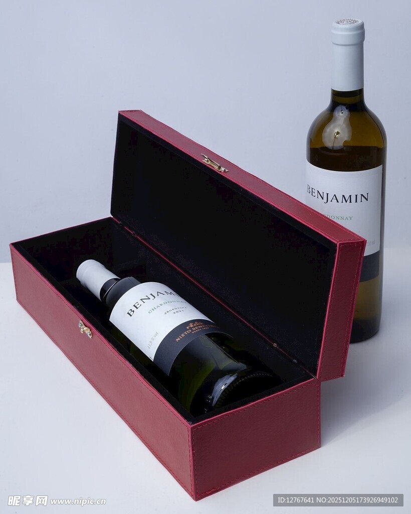 红色礼盒装精致葡萄酒