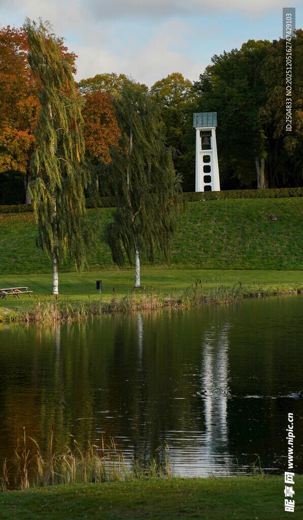 湖畔秋景中的白色建筑