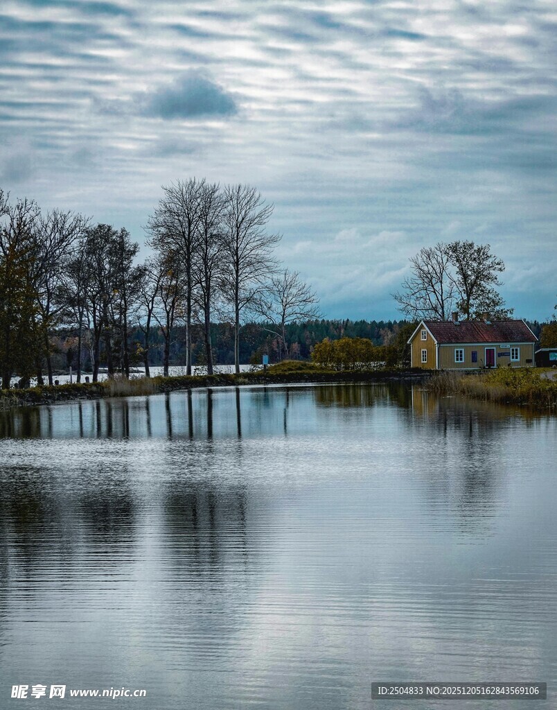 宁静湖畔风景如画