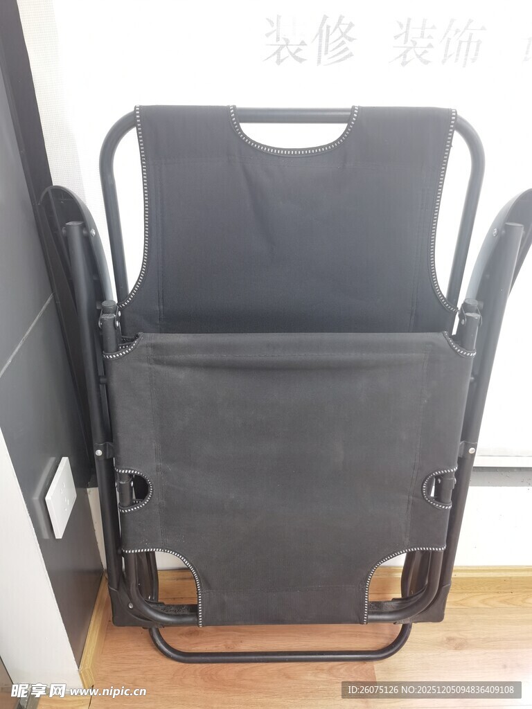 黑色折叠床靠墙放置