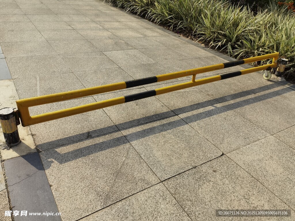 道路上的黄色隔离栏杆
