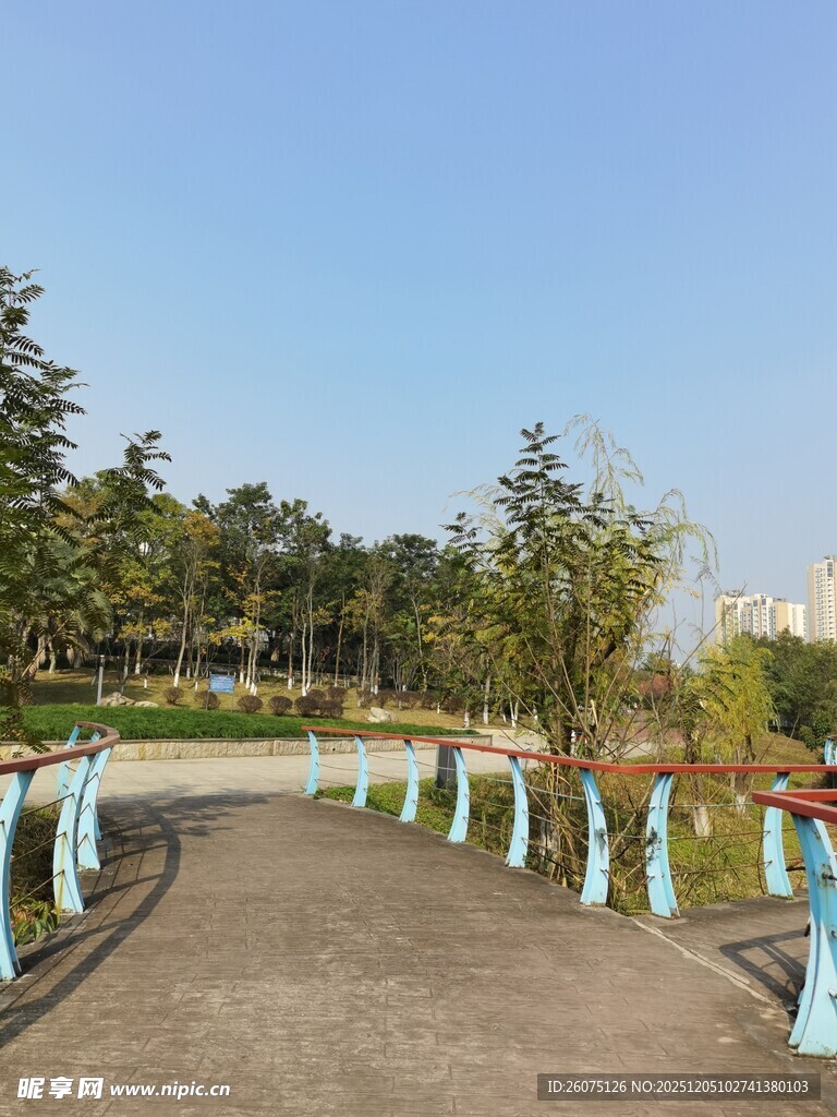 公园中的彩色护栏景观