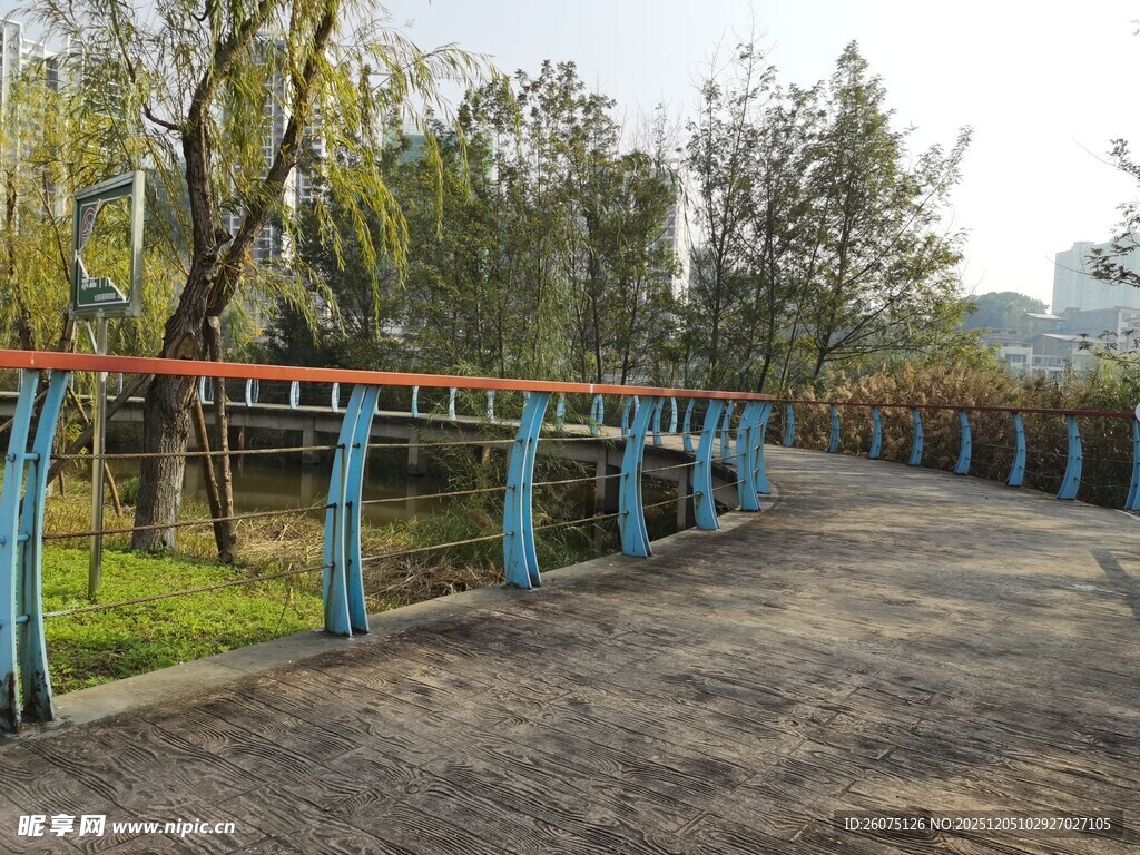 户外公园健身器材场景