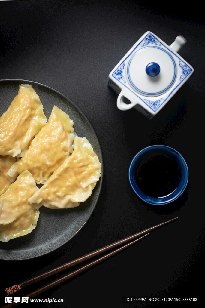 日式炸物与茶具组合