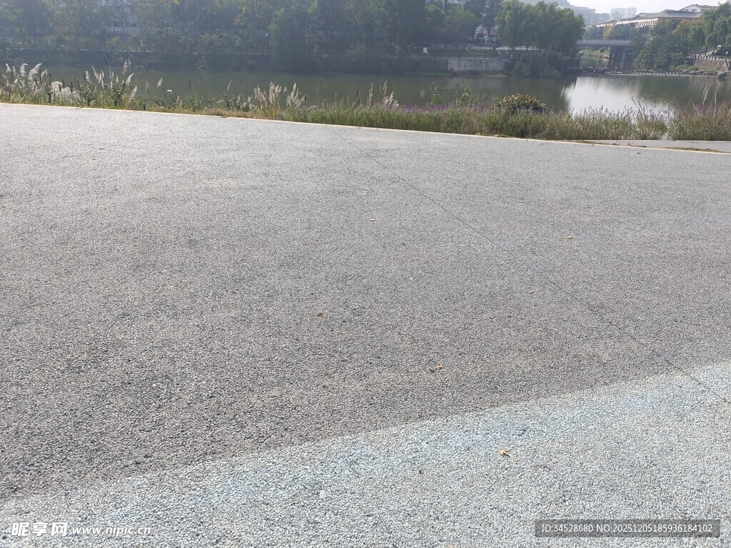 空旷平坦的灰色路面