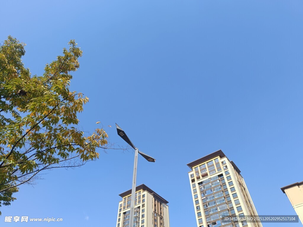 蓝天高楼旁的风力发电机