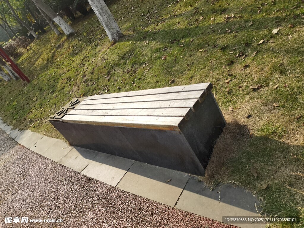 路边的金属箱体