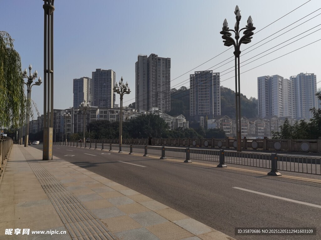 城市街道旁的高楼景观